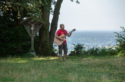 Alfons Hasenknopf beim Jodeln in der Natur, © Wolfgang Gasser