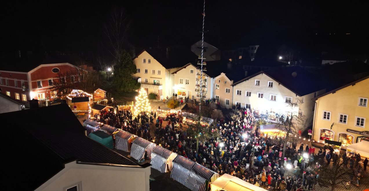 Luftaufnahme Christkindlmarkt Buchbach Nacht, © Johann Swist