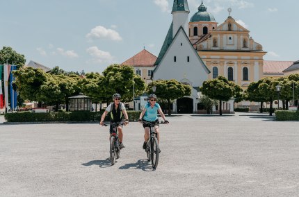 Kapellplatz Altötting Radfahrer, © Inn-Salzach Tourismus