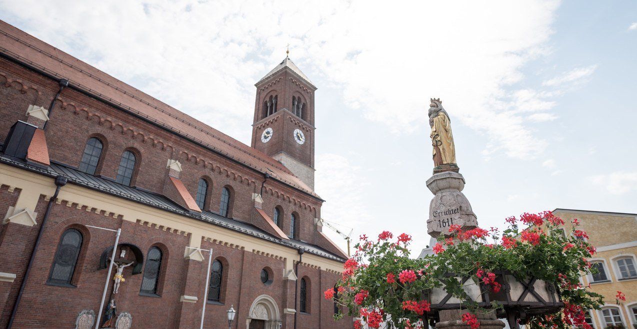 Der Marktplatz mit der Pfarrkirche St. Bartholomäus in Kraiburg a. Inn, © Inn-Salzach Tourismus