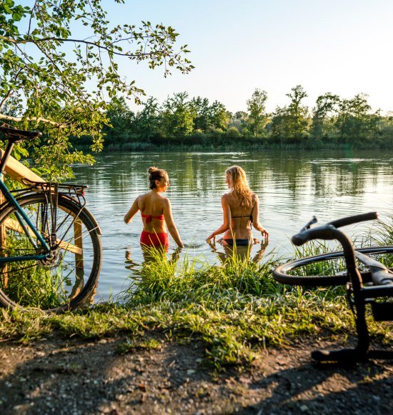 Frauen baden im Marktler Badesee, © Julian Rohn