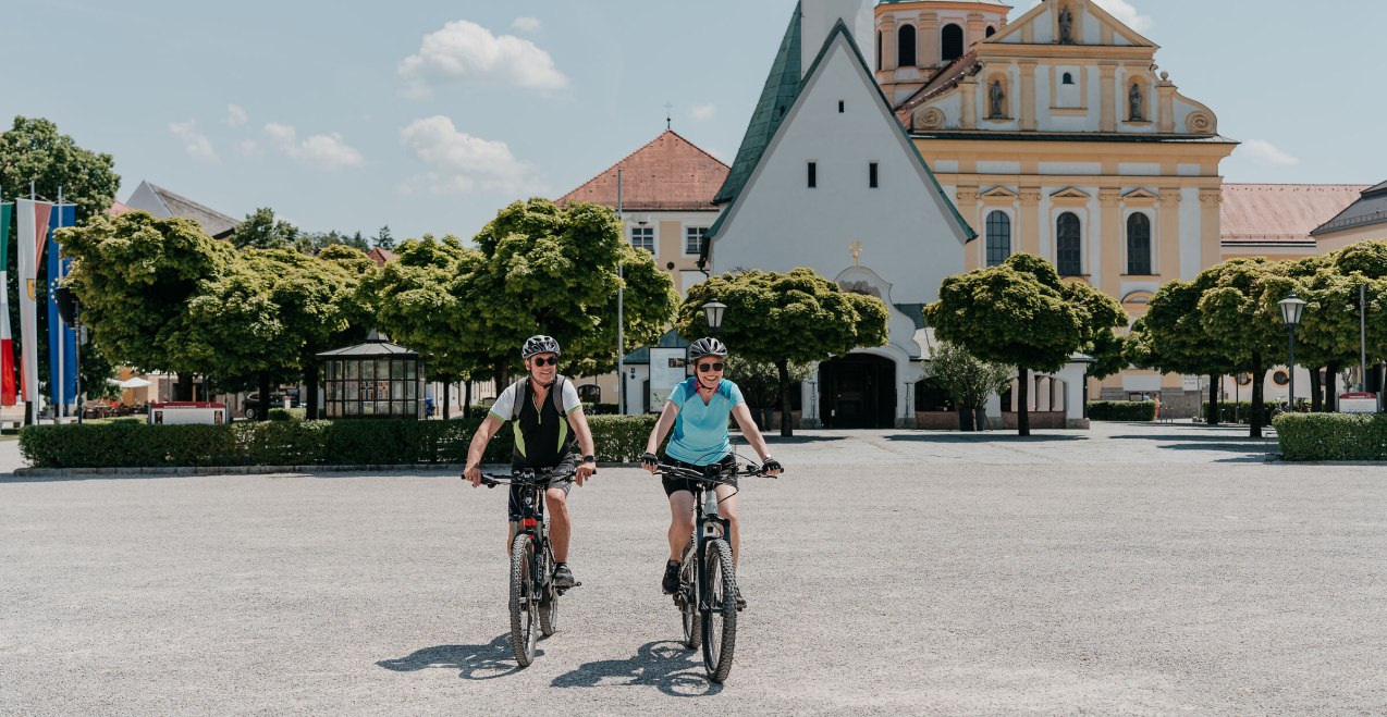 Kapellplatz Altötting Radfahrer, © Inn-Salzach Tourismus