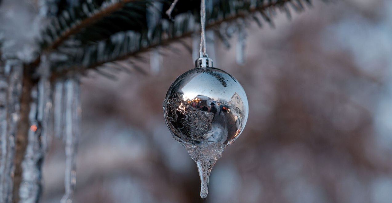 Weihnachtskugel mit Eiszapfen, © Inn-Salzach Tourismus