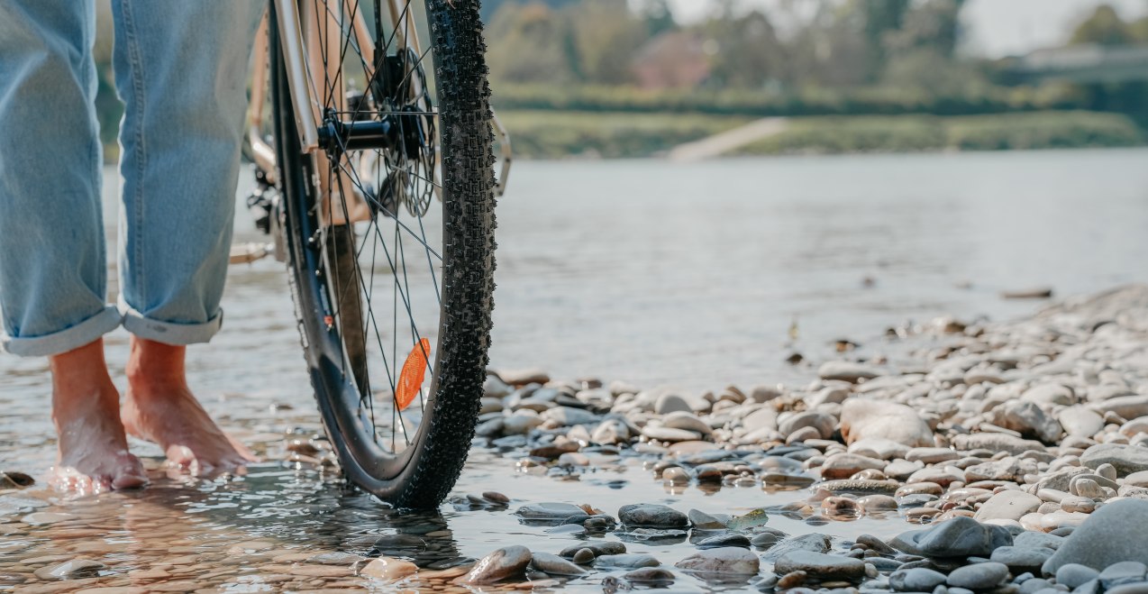 Barfuß mit Fahrrad am Salzachstrand, © Inn-Salzach Tourismus