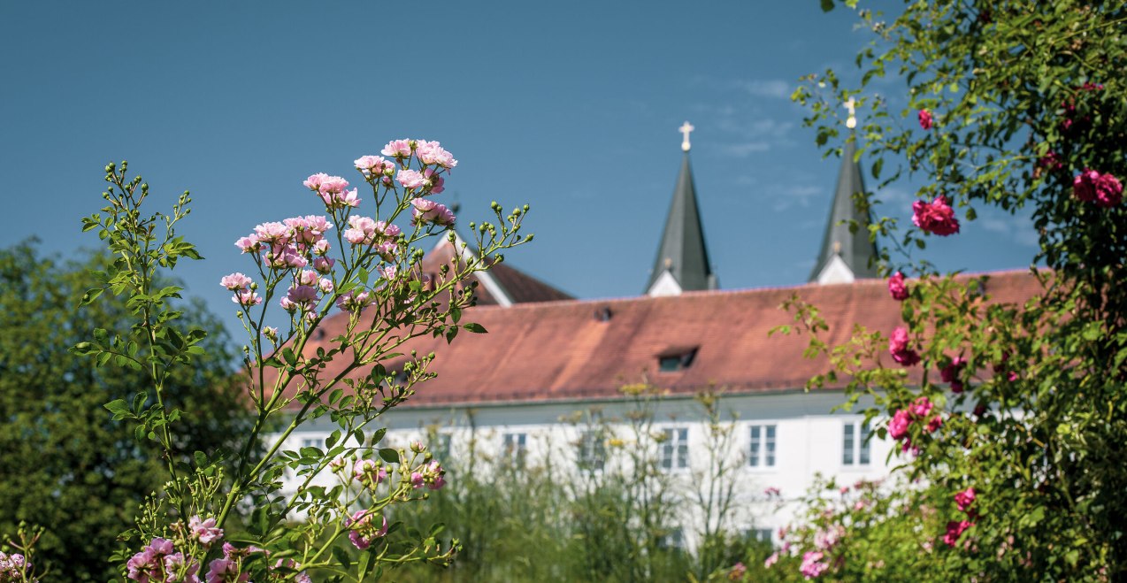 Kloster Gars mit Blumen, © Inn-Salzach Tourismus