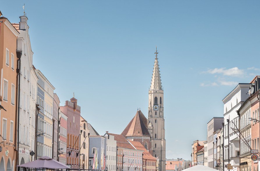 Kirchturm und Stadtplatz in Neuötting, © Inn-Salzach