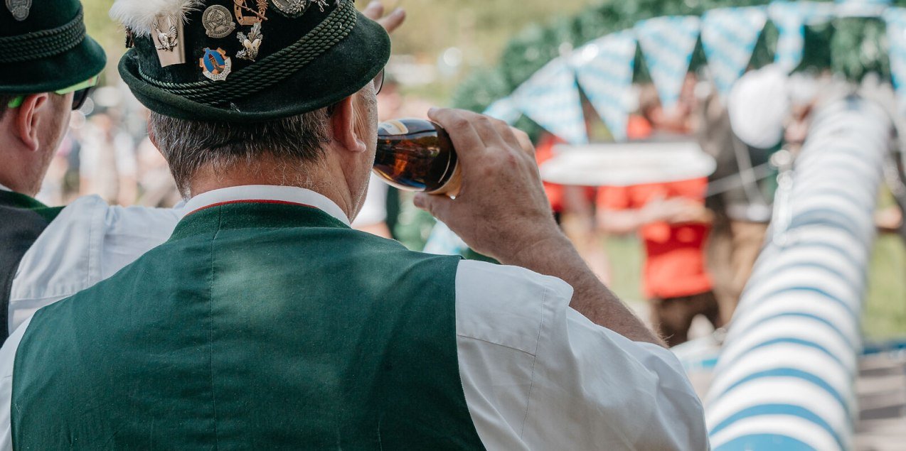 Maibaum aufstellen in Tracht, © Inn-Salzach Tourismus